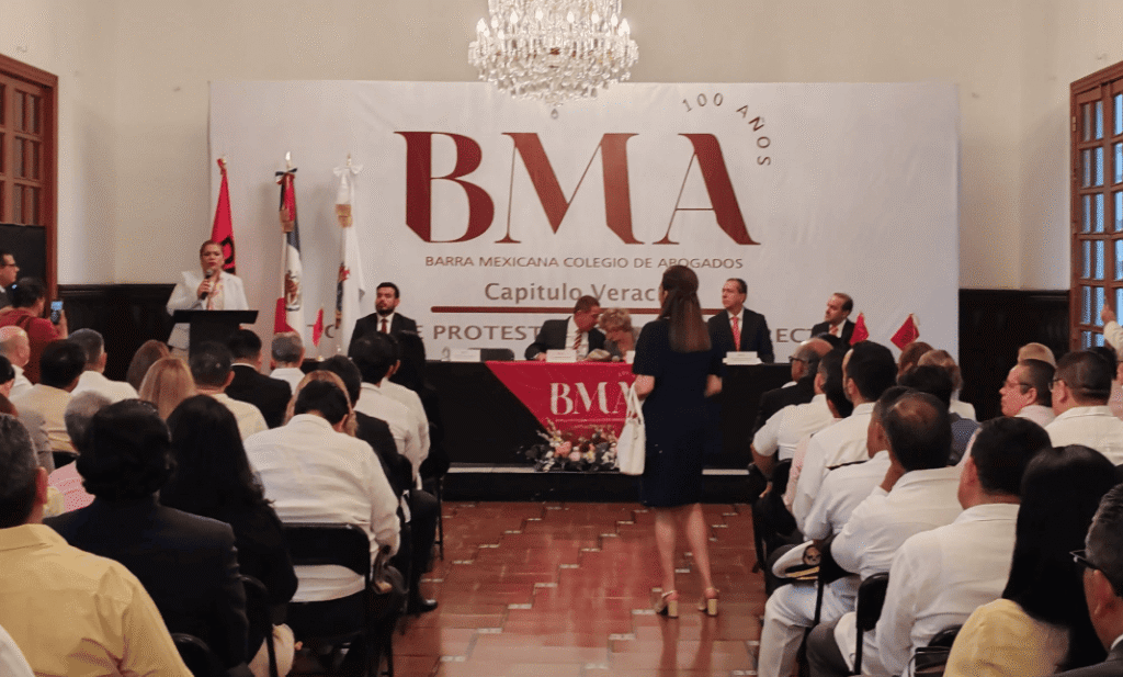 Conferencia de abogados en la barra Mexicana de Abogados