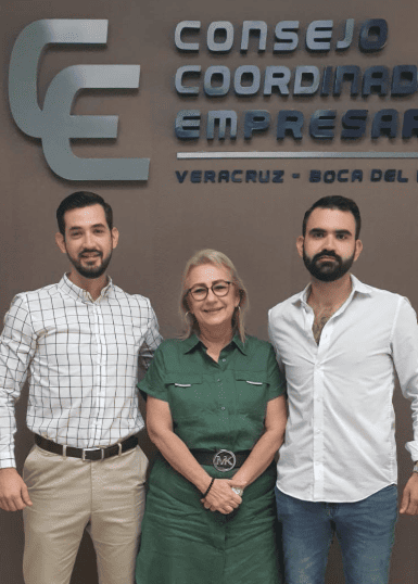Trio de abogados, afuera del consejo coordinador empresarial