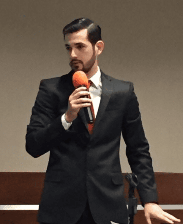 Abogado dando conferencia