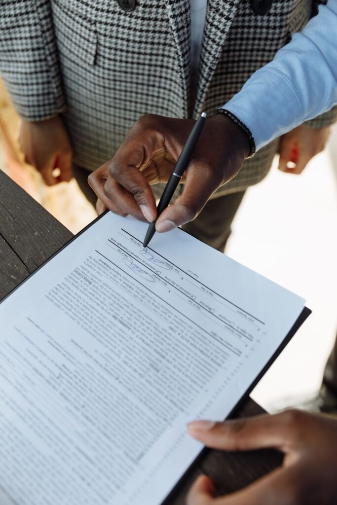 Imagen de manos de abogados firmando contratos