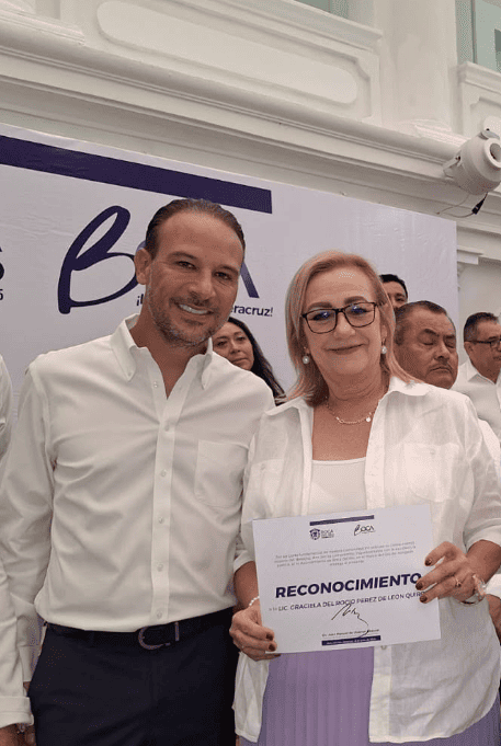 abogada acompañada del presidente municipal