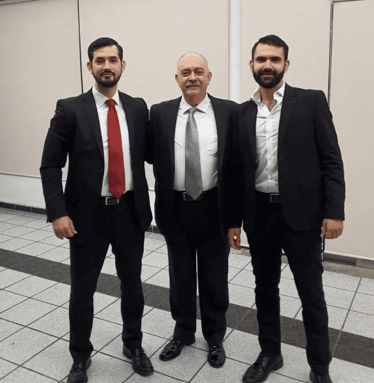TRIO DE ABOGADOS AFUERA DE UNA REUNION