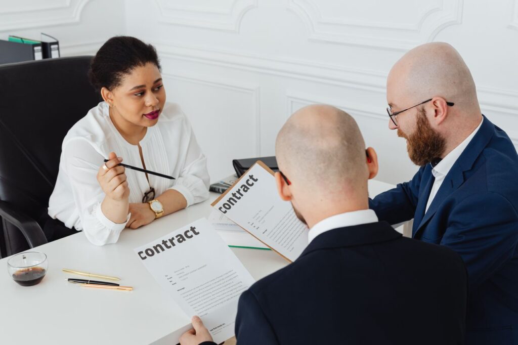 reunion de jefes y abogados para revision de contratos